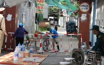 Ổ dịch chưa rõ nguồn gốc tiếp tục lây nhanh ở Hà Nam, nhân viên y tế làm việc cật lực