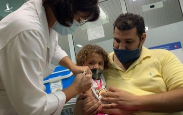 Nước đầu tiên trên thế giới tiêm vaccine Covid-19 cho trẻ 2-11 tuổi