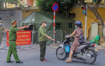 TP.HCM siết giãn cách cao nhất, cha mẹ mất ở quê về cách nào?