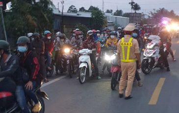 Hàng trăm người từ TP.HCM đi xe máy về quê, lãnh đạo địa phương nói gì?