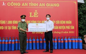 Giám đốc Công an Đinh Văn Nơi trao tặng An Giang 2.000 bình Oxy và 50 tấn gạo để chống dịch