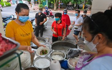 Hình ảnh buôn bán nhộn nhịp trở lại ở ‘vùng xanh’ Hà Nội