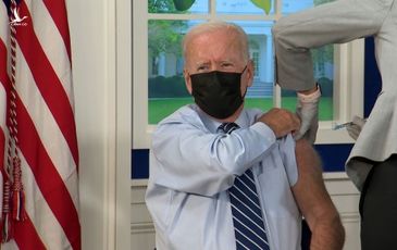 Tổng thống Joe Biden tiêm mũi 3 vaccine ngay trên sóng truyền hình