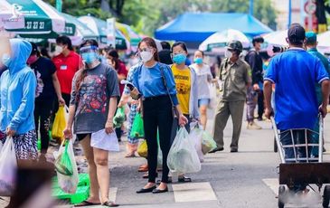 Mở lại chợ dã chiến, người dân TP.HCM nhộn nhịp đi chợ mua thịt, cá…