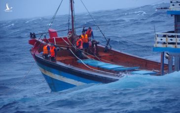 Cảnh sát biển vượt bão trong đêm liên tiếp cứu 2 tàu cá – 18 ngư dân gặp nạn