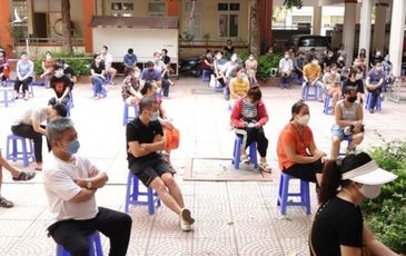 Người dân Hà Nội ngồi giãn cách chờ tiêm vắc-xin Sinopharm