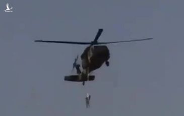 Taliban treo người lơ lửng trên trực thăng gây xôn xao