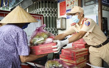 Chiến sĩ công an tình nguyện đi chợ, mua thuốc mang tận nhà người dân