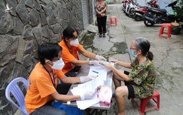 Người dân xếp hàng nhận tiền hỗ trợ đợt 3 ở quận Phú Nhuận TP.HCM