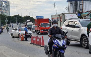 Người dân lúng túng khai báo di chuyển nội địa ở các chốt kiểm soát cửa ngõ TP.HCM