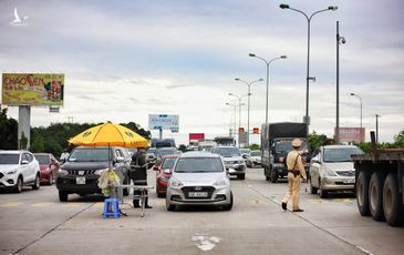 Hà Nội vẫn kiểm tra giấy xét nghiệm người đi đường sau hướng dẫn của Bộ Y tế