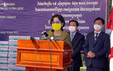 Việt Nam tiếp nhận 200.000 liều vắc xin Covid-19 từ vương quốc Campuchia