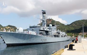 Sức mạnh tuyệt vời của tàu sân bay Anh HMS Richmond đang thăm Việt Nam