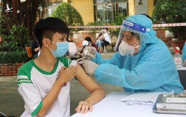 Lý do 4 học sinh phải hoãn tiêm vaccine COVID-19 trong ngày đầu triển khai