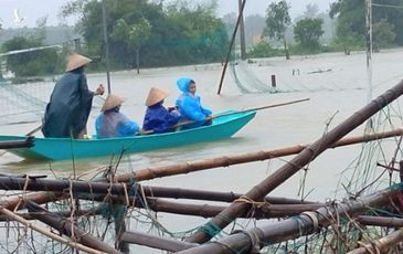 Lũ lụt miền Trung: 9 người chết và mất tích, nhiều nơi chìm trong biển nước