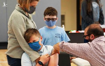 Các nước trên thế giới tiêm vaccine Covid-19 cho trẻ em để mở cửa trường học