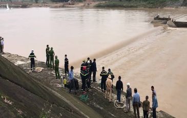 Phó giám đốc Sở cùng 6 người mắc kẹt giữa sông Thạch Hãn, một giám đốc bị nước cuốn mất tích
