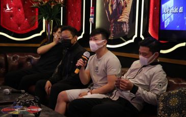 Trải nghiệm vừa đeo khẩu trang vừa hát karaoke ở TP.HCM