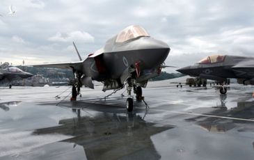 F-35 trị giá 135 triệu  USD lao xuống biển sau khi cất cánh từ tàu sân bay Anh