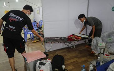 TPHCM: F0 nhập viện tăng mạnh, bệnh viện dã chiến kín giường, nhân viên y tế làm cật lực