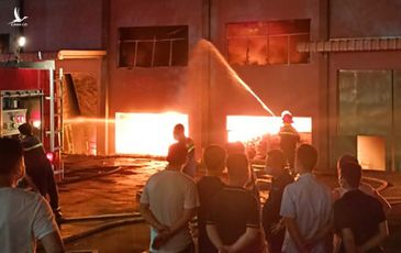 Cháy lớn trong đêm, công ty máy móc nông nghiệp chìm trong cột lửa cao hàng chục mét