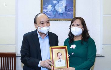 Chủ tịch nước Nguyễn Xuân Phúc thăm, chúc mừng các nhà giáo tiêu biểu tại TP.HCM