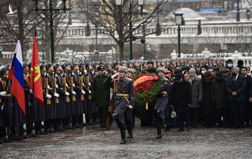 Chủ tịch nước Nguyễn Xuân Phúc viếng lăng Lenin trong mưa tuyết Moscow