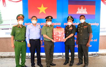 Quốc vương Campuchia tặng huân chương cho Đại tá Đinh Văn Nơi