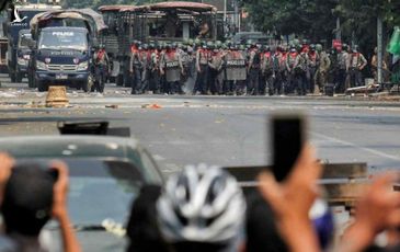Quân đội Myanmar lao xe vào người biểu tình,ít nhất 5 người thiệt mạng và hàng chục người bị bắt giữ