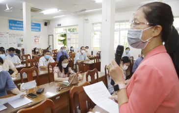 Học sinh lớp 9, 12 ở TP.HCM thí điểm học trực tiếp tại trường