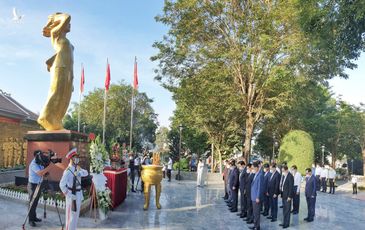 Thủ tướng Phạm Minh Chính dâng hương tưởng niệm Anh hùng, liệt sĩ Võ Thị Sáu