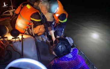Lũ lên mốc lịch sử, hàng ngàn người dân ở Phú Yên kêu cứu trong đêm