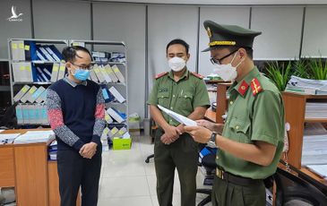 Bắt cán bộ nhận hối lộ tiếp tay người nước ngoài nhập cảnh Việt Nam trái phép