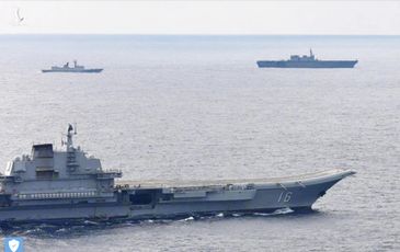 Tàu sân bay “mini” của Nhật Bản áp sát tàu Liêu Ninh của Trung Quốc
