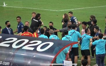 Cầu thủ Thái Lan khiêu khích HLV Park Hang-seo: Văn hóa thể thao ở đâu?