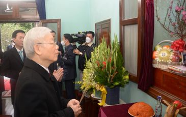 Tổng Bí thư Nguyễn Phú Trọng đọc thơ Tố Hữu tại Khu di tích Chủ tịch Hồ Chí Minh