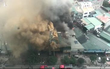 Sau tiếng nổ, nhiều nhà hàng, công ty ở Hà Nội cháy lớn