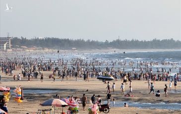 Mùng 3 Tết, du khách chật kín bãi biển Vũng Tàu