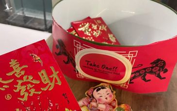 Một trường đại học phải xin lỗi vì mừng tuổi tiền vàng mã cho sinh viên