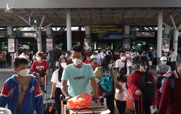 Sân bay Tân Sơn Nhất đông nghẹt hành khách chiều mùng 4 Tết