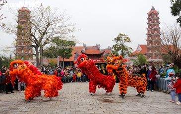 Dòng người chen chân lễ Phật, cầu an ở những ngôi chùa cổ, lớn nhất miền Trung