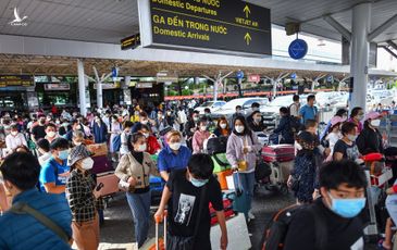 Ngày làm việc đầu năm, sân bay Tân Sơn Nhất vẫn đông nghẹt khách