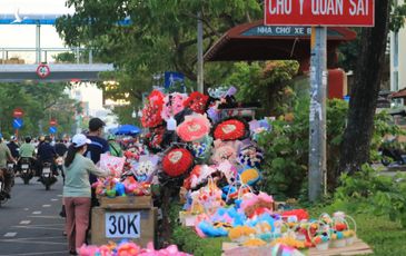 ‘Con đường tình yêu’ Sài Gòn ngập hoa, quà chờ các cặp đôi ngày Valentine 14.2