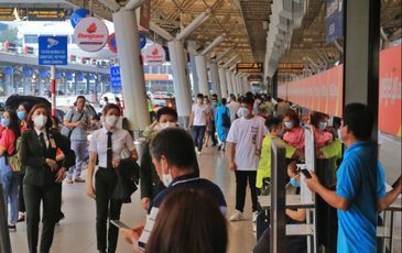 Sân bay Tân Sơn Nhất đông nghẹt người du lịch nghỉ lễ 30.4 – 1.5