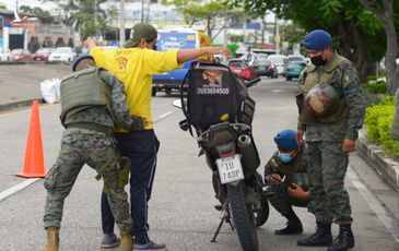 Tổng thống Ecuador ban bố tình trạng khẩn cấp