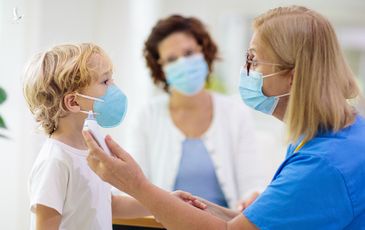 Những rủi ro khi nhập viện vì COVID-19 ở trẻ em chưa được tiêm chủng là gì?
