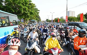 Chưa hết kỳ nghỉ lễ, người dân trở lại Hà Nội khiến cửa ngõ thủ đô ùn ứ