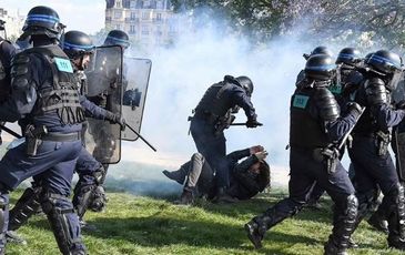 Đập phá hỗn loạn trong cuộc biểu tình nổ ra ở thủ đô Paris