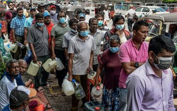 Toàn cảnh Sri Lanka: Bắt đầu giai đoạn khó khăn bậc nhất, cả nghìn người xếp hàng mua gas