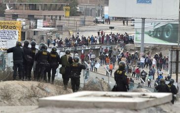 Peru thất thủ, Chính phủ ban bố tình trạng khẩn cấp